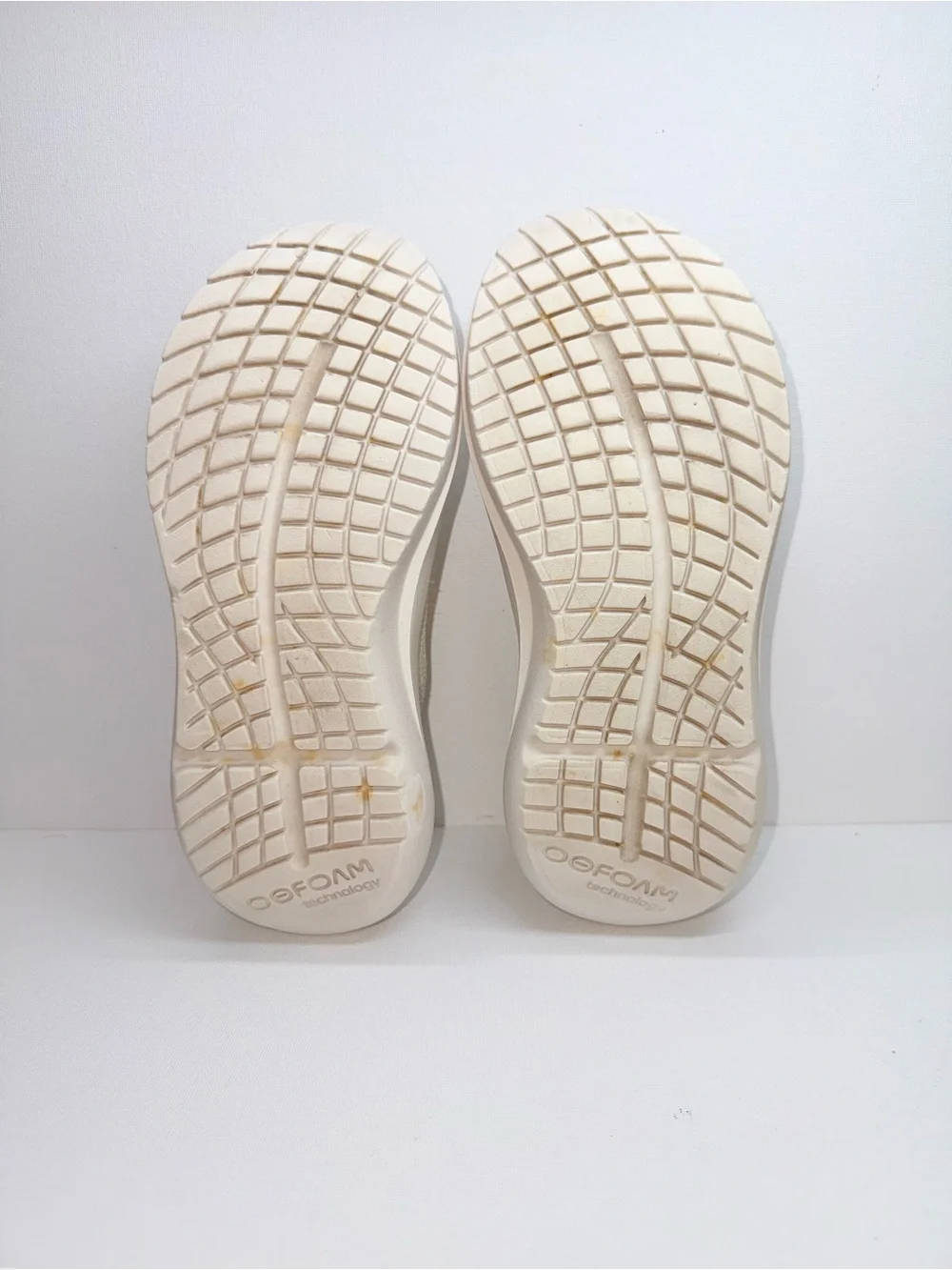OFOOS OOMY ZEN 🧘‍♂️ -On Knit Sneakers in Cream